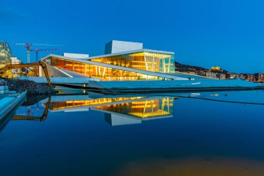 Norveç, Oslo 'daki Opera binasının gece manzarası