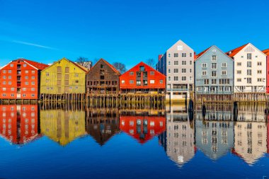 Brygge 'daki Nidelva Nehri' ni çevreleyen renkli kereste evleri.