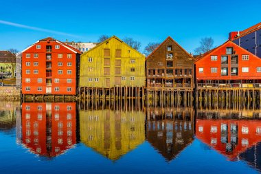 Brygge 'daki Nidelva Nehri' ni çevreleyen renkli kereste evleri.