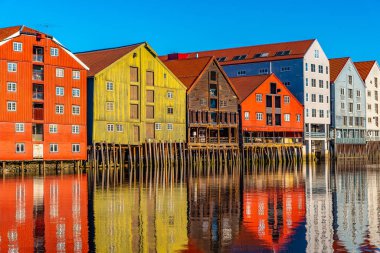 Brygge 'daki Nidelva Nehri' ni çevreleyen renkli kereste evleri.