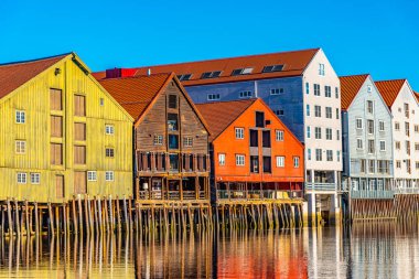 Brygge 'daki Nidelva Nehri' ni çevreleyen renkli kereste evleri.