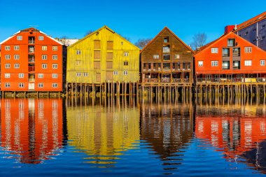 Brygge 'daki Nidelva Nehri' ni çevreleyen renkli kereste evleri.