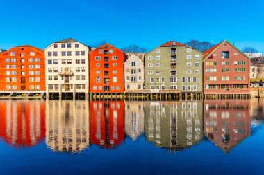 Brygge 'daki Nidelva Nehri' ni çevreleyen renkli kereste evleri.