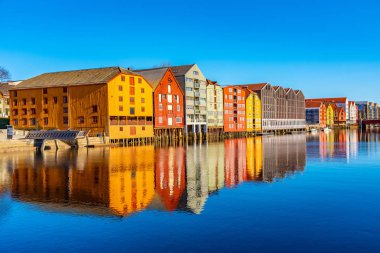 Brygge 'daki Nidelva Nehri' ni çevreleyen renkli kereste evleri.