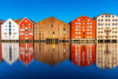 Brygge 'daki Nidelva Nehri' ni çevreleyen renkli kereste evleri.