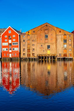 Brygge 'daki Nidelva Nehri' ni çevreleyen renkli kereste evleri.