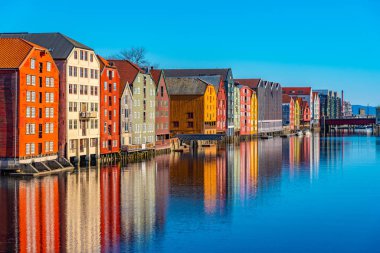 Brygge 'daki Nidelva Nehri' ni çevreleyen renkli kereste evleri.