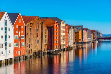 Brygge 'daki Nidelva Nehri' ni çevreleyen renkli kereste evleri.