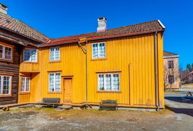 T 'deki Trondelag halk müzesindeki kırsal mimari örnekleri