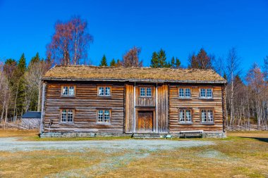 T 'deki Trondelag halk müzesindeki kırsal mimari örnekleri
