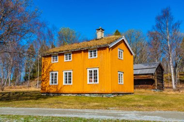 T 'deki Trondelag halk müzesindeki kırsal mimari örnekleri
