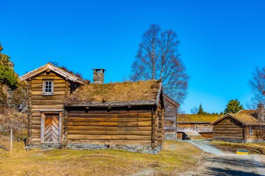 T 'deki Trondelag halk müzesindeki kırsal mimari örnekleri