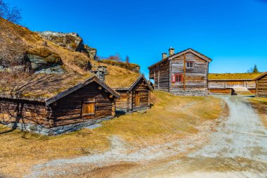 T 'deki Trondelag halk müzesindeki kırsal mimari örnekleri