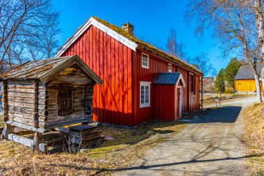 T 'deki Trondelag halk müzesindeki kırsal mimari örnekleri