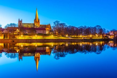 Nidaros katedralinin gün batımı görüntüsü Nidelva nehrine yansıyor 