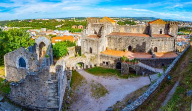 Leiria Şatosu eski kasaba Portekiz 'e bakıyor.