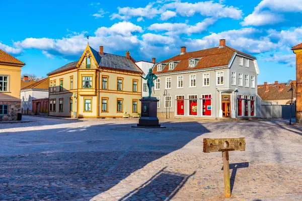 Praça Torvet em Fredrikstad com estátua do fundador do c — Fotografia de Stock