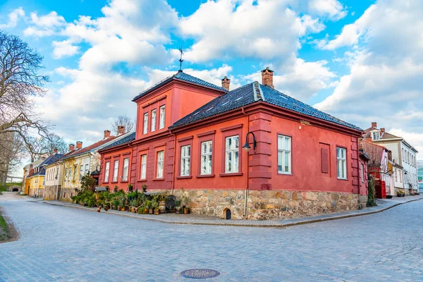 Tipikus téglaházak a norvégiai Fredrikstad óvárosában — Stock Fotó