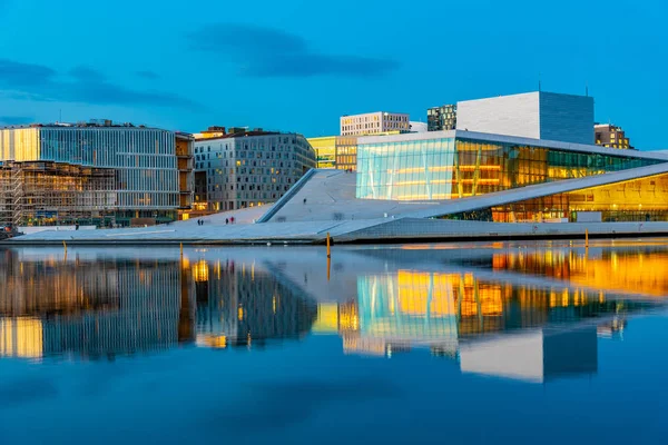 Norveç, Oslo 'daki Opera binasının gece manzarası
