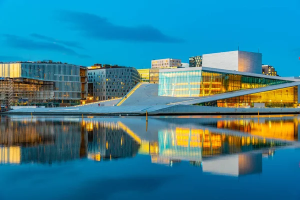 ノルウェー・オスロのオペラハウスの夜景 — ストック写真