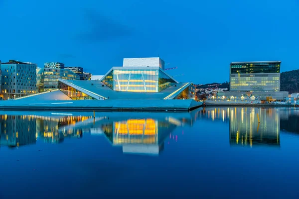 ノルウェー・オスロのオペラハウスの夜景 — ストック写真