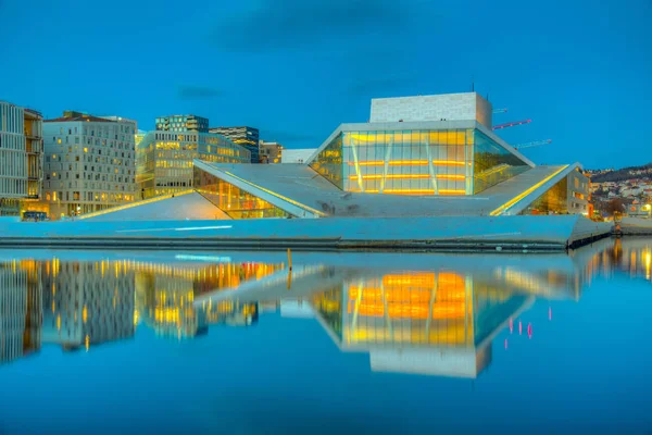 Vista nocturna de Opera house en Oslo, Noruega — Foto de Stock