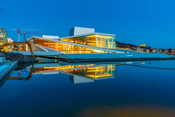 Vista nocturna de Opera house en Oslo, Noruega — Foto de Stock