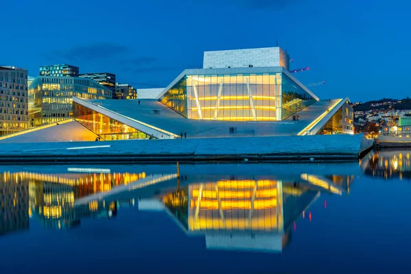 挪威奥斯陆歌剧院的夜景 — 图库照片