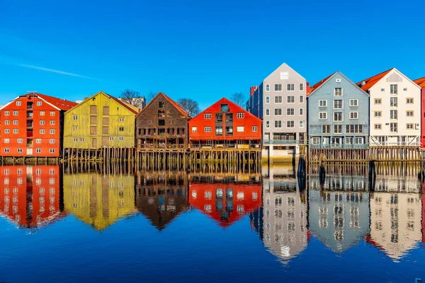 Brygge 'daki Nidelva Nehri' ni çevreleyen renkli kereste evleri. — Stok fotoğraf