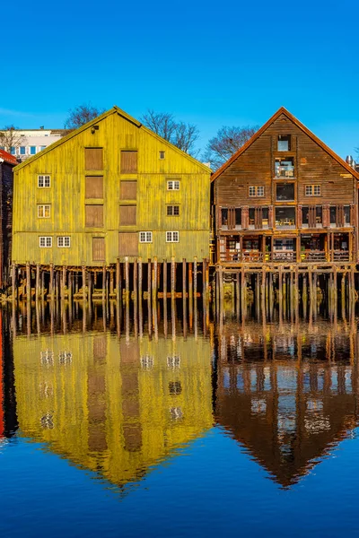 Πολύχρωμα ξύλινα σπίτια γύρω από τον ποταμό Nidelva στο Brygge d — Φωτογραφία Αρχείου