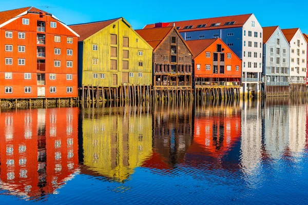 Coloridas casas de madera que rodean el río Nidelva en el Brygge d — Foto de Stock