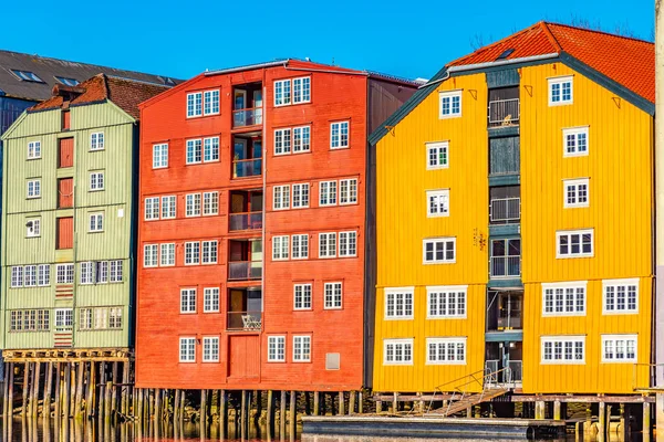 Brygge 'daki Nidelva Nehri' ni çevreleyen renkli kereste evleri. — Stok fotoğraf