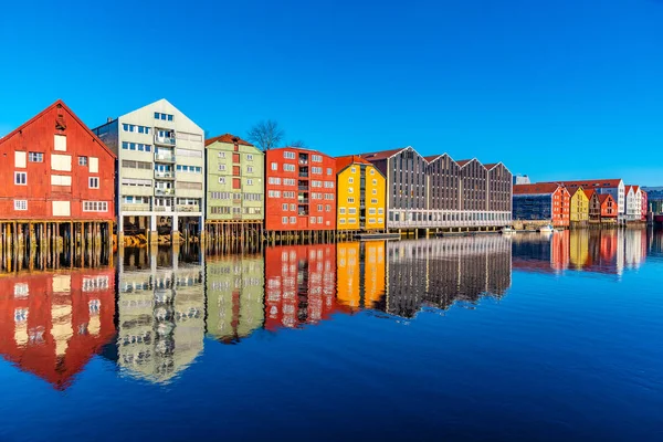 Kolorowe drewniane domy otaczające rzekę Nidelvę w Brygge d — Zdjęcie stockowe