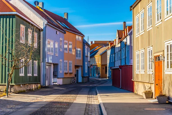 Vista de una calle estrecha en el distrito de Brygge de Trondheim, Nor —  Fotos de Stock