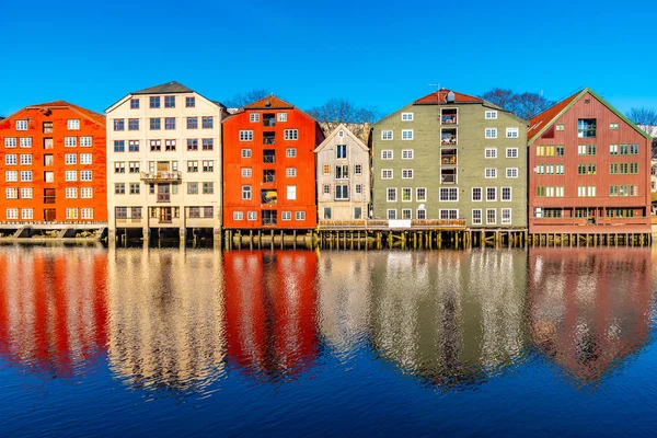 Kolorowe drewniane domy otaczające rzekę Nidelvę w Brygge d — Zdjęcie stockowe