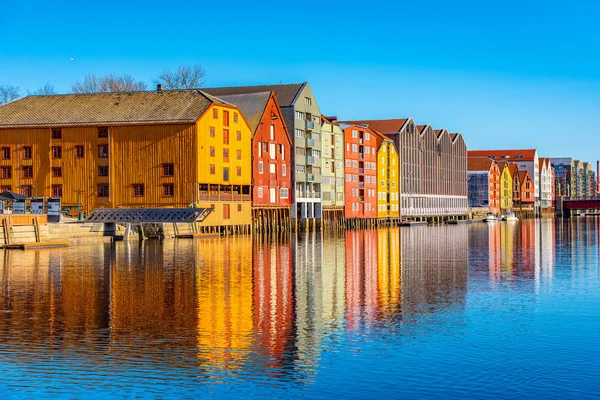 Kolorowe drewniane domy otaczające rzekę Nidelvę w Brygge d — Zdjęcie stockowe