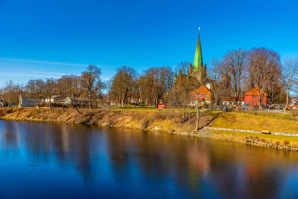 Catedral de Nidaros reflexionando sobre el río Nidelva en Trondheim, Norw — Foto de Stock