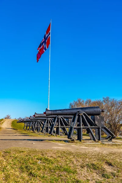 Bandeira norueguesa acenando sobre a fortaleza de Kristiansten em Trondheim — Fotografia de Stock