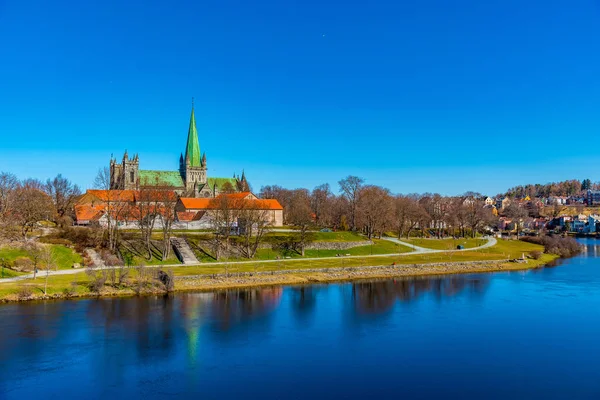 Nidaros cathedral reflecting on river Nidelva in Trondheim, Norw — Stock Photo, Image
