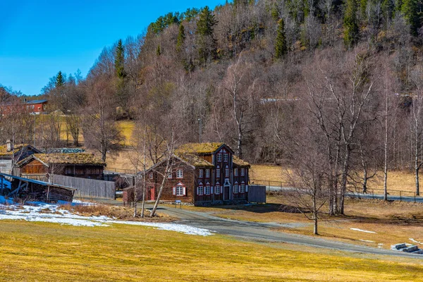 Exemples d'architecture rurale dans le musée folklorique Trondelag à T — Photo