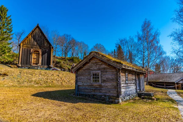 Ejemplos de arquitectura rural en el museo popular Trondelag en T —  Fotos de Stock