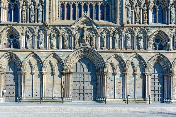 Blick auf die Hauptfassade des Nidaros-Doms in trondheim, Norwegen — Stockfoto