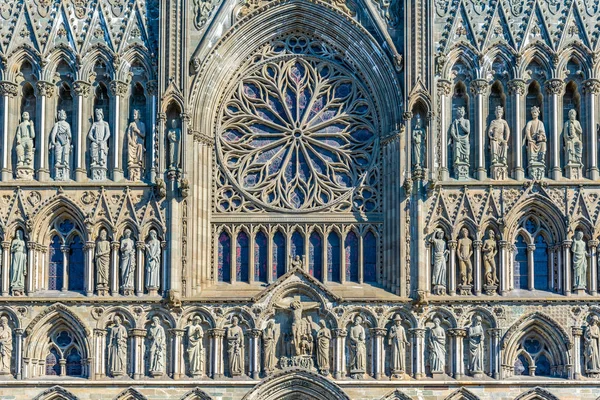 Vista da fachada principal da catedral de Nidaros em trondheim, Norwa — Fotografia de Stock