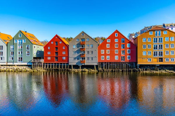 Casas coloridas de madeira ao redor do rio Nidelva no Brygge d — Fotografia de Stock