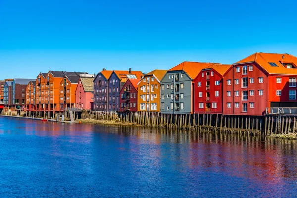 Case colorate in legno che circondano il fiume Nidelva nel Brygge d — Foto Stock