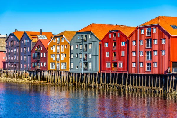 Coloridas casas de madera que rodean el río Nidelva en el Brygge d — Foto de Stock