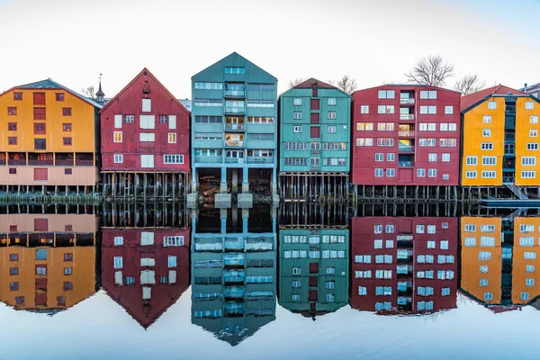 Vista del atardecer de coloridas casas de madera que rodean el río Nidelva — Foto de Stock