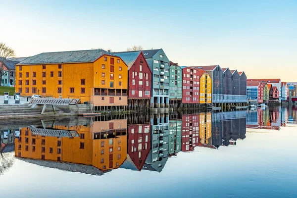 Vista sul tramonto di case in legno colorate che circondano il fiume Nidelva — Foto Stock