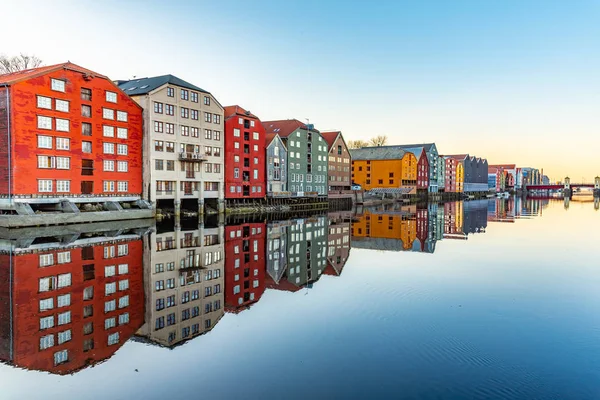 Nidelva Nehri 'ni çevreleyen renkli kereste evlerinin günbatımı manzarası — Stok fotoğraf