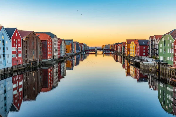 Nidelva Nehri 'ni çevreleyen renkli kereste evlerinin günbatımı manzarası — Stok fotoğraf